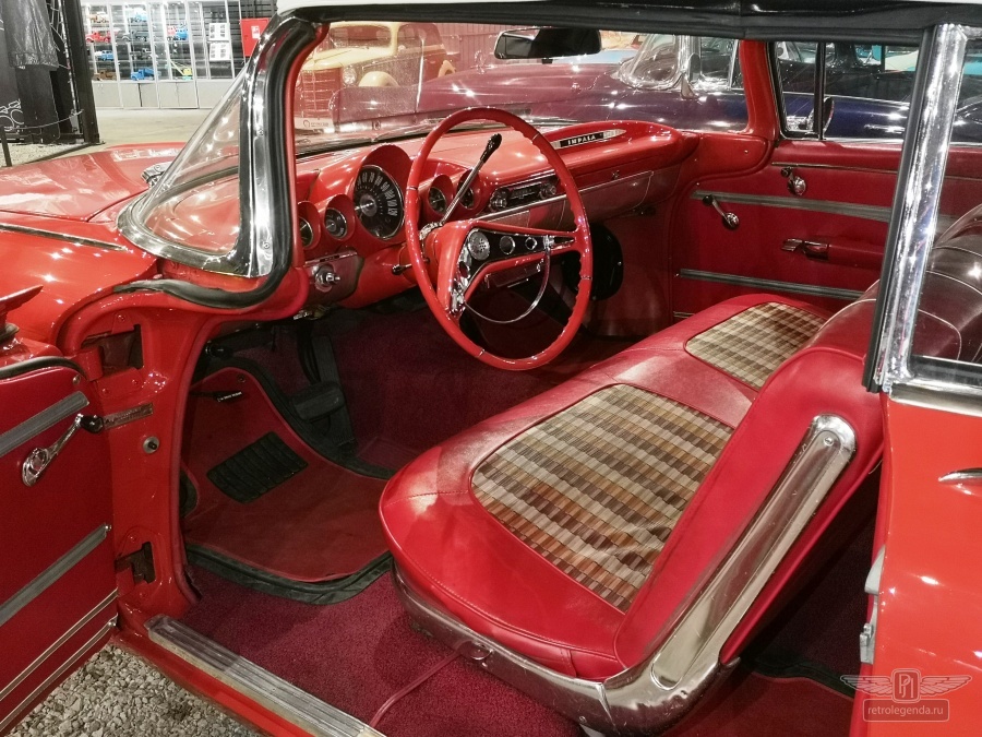 ретро автомобиль Chevrolet Impala Convertible 1959 год выпуска 