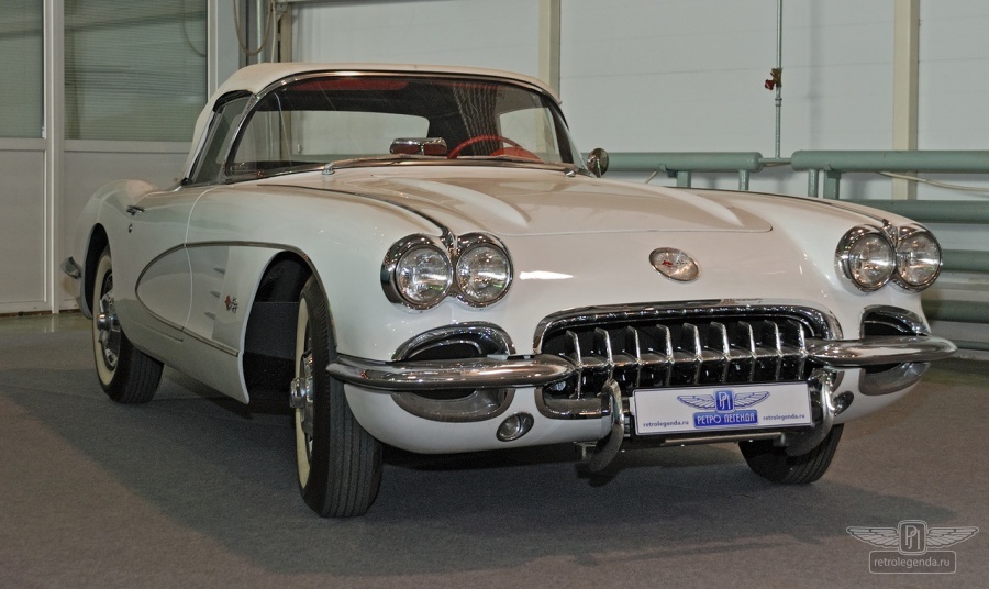 ретро автомобиль Chevrolet Corvette 1960 год выпуска 