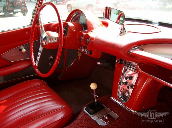 ретро автомобиль Chevrolet Corvette 1960 год выпуска 