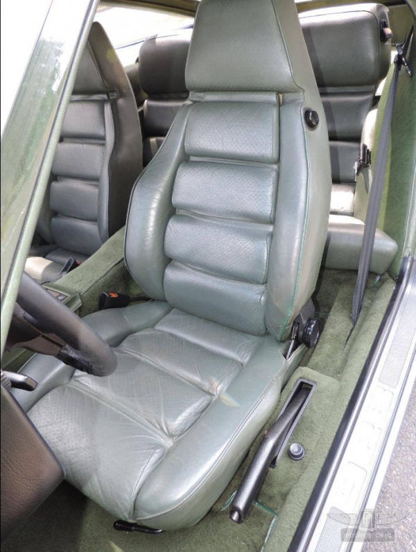 ретро автомобиль Porsche 928 1979 год выпуска 