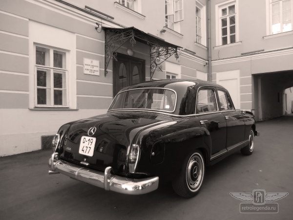 ретро автомобиль Mercedes-Benz 190B 1960 год выпуска 
