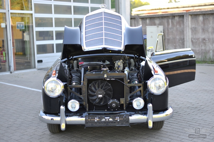 ретро автомобиль Mercedes-Benz 220S Cabrio 1959 год выпуска 