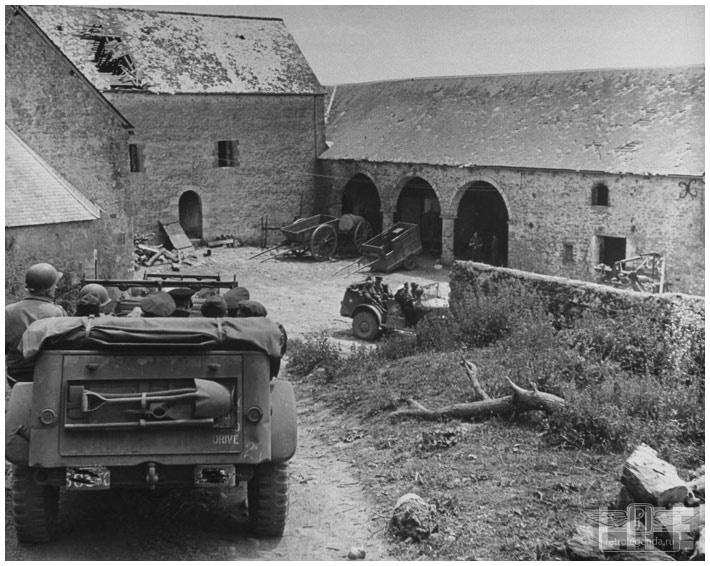ретро автомобиль Dodge WC58 Radio Command car 1943 год выпуска 