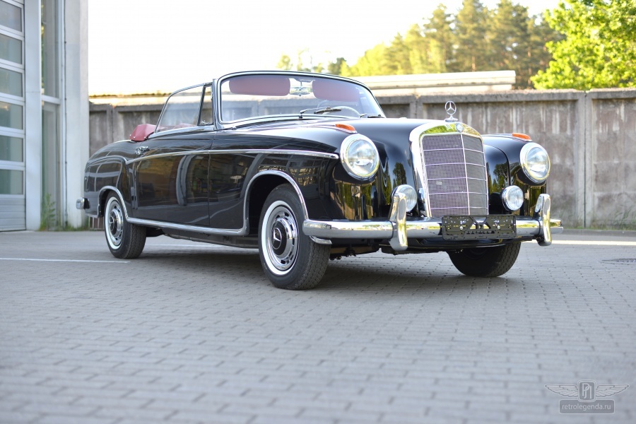 ретро автомобиль Mercedes-Benz 220S Cabrio 1959 год выпуска 