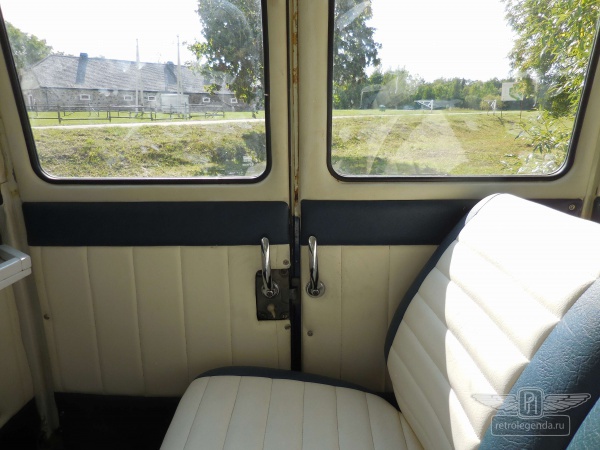 ретро автомобиль Volkswagen T1 Samba Bus 1966 год выпуска 