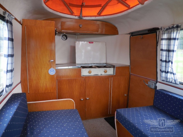 ретро автомобиль Volkswagen T1 Samba Bus 1966 год выпуска 