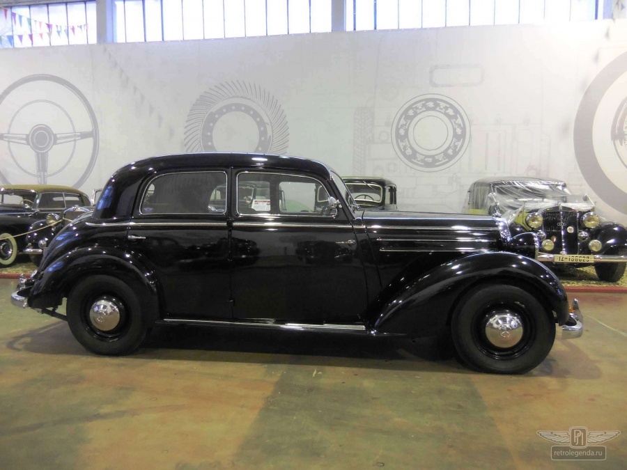 ретро автомобиль Mercedes-Benz 170S 1951 год выпуска 