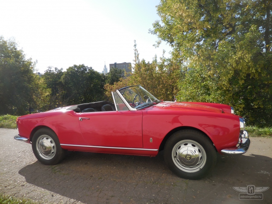 ретро автомобиль Alfa Romeo Giulia Spider Pininfarina  1963 год выпуска 