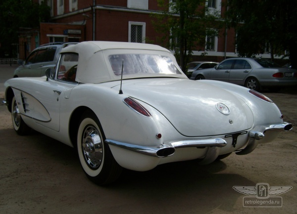 ретро автомобиль Chevrolet Corvette 1960 год выпуска 