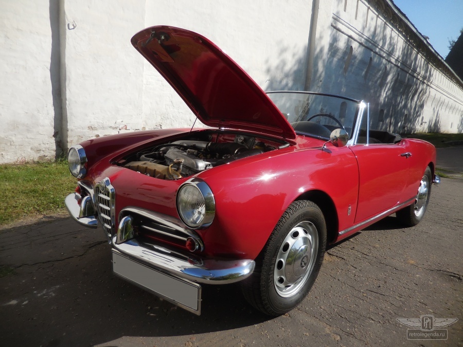 ретро автомобиль Alfa Romeo Giulia Spider Pininfarina  1963 год выпуска 