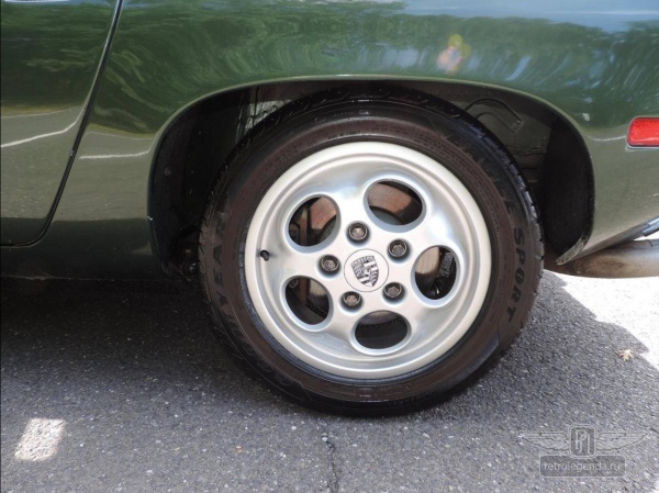 ретро автомобиль Porsche 928 1979 год выпуска 