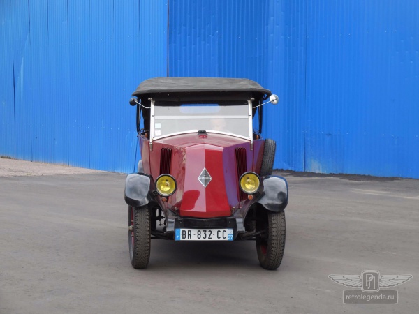 ретро автомобиль Renault NN 1926 год выпуска 