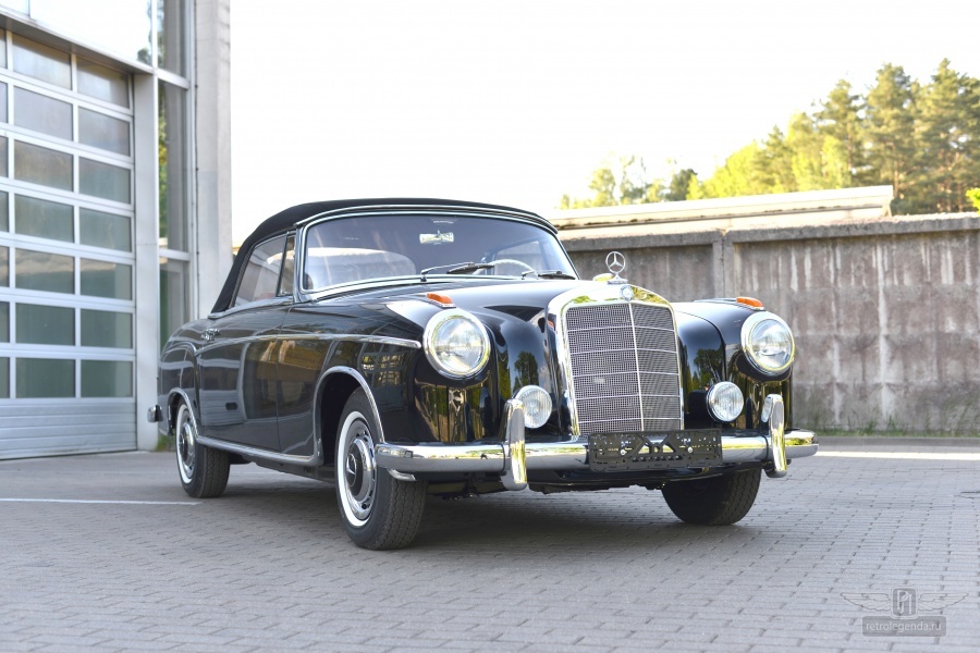 ретро автомобиль Mercedes-Benz 220S Cabrio 1959 год выпуска 
