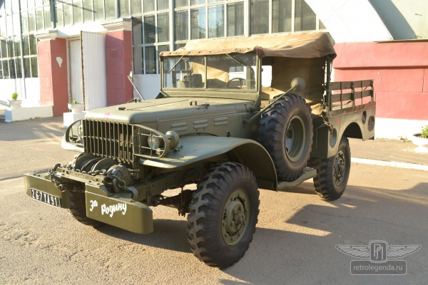 ретро автомобиль Dodge WC52 1942 год выпуска 