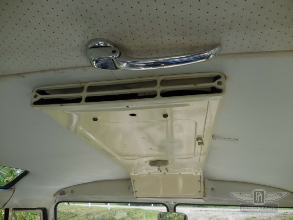 ретро автомобиль Volkswagen T1 Samba Bus 1966 год выпуска 
