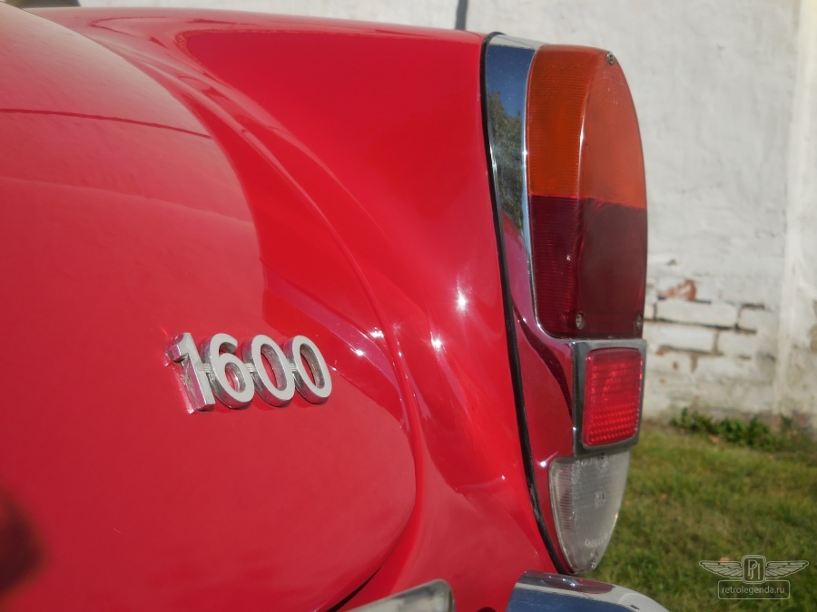 ретро автомобиль Alfa Romeo Giulia Spider Pininfarina  1963 год выпуска 