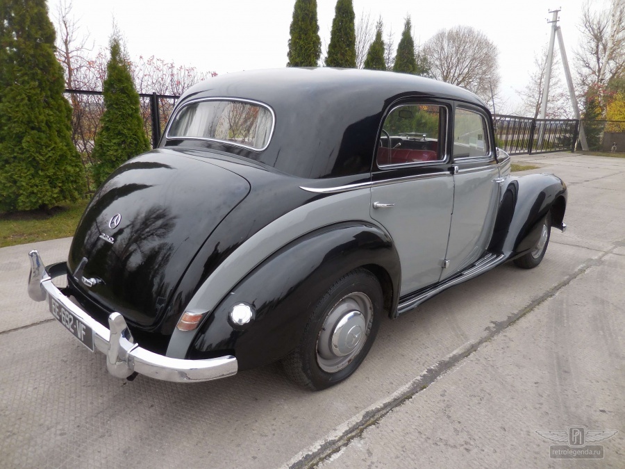 ретро автомобиль Mercedes-Benz 220 Berline Export 1953 год выпуска 