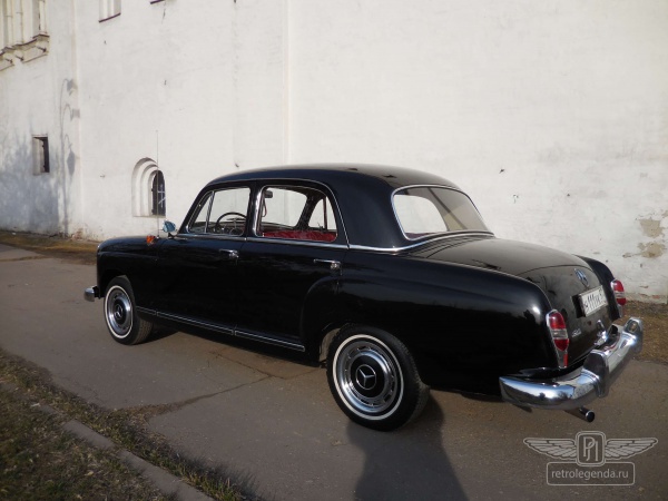 ретро автомобиль Mercedes-Benz 190B 1960 год выпуска 