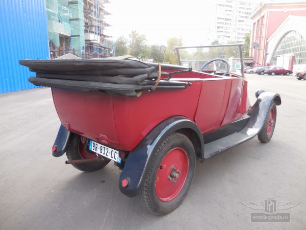 ретро автомобиль Renault NN 1926 год выпуска 