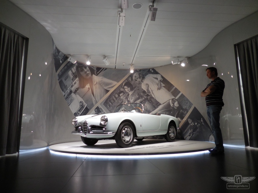 ретро автомобиль Alfa Romeo Giulia Spider Pininfarina  1963 год выпуска 