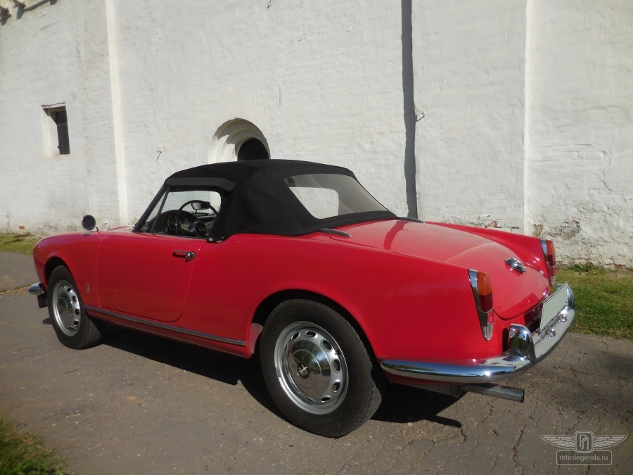 ретро автомобиль Alfa Romeo Giulia Spider Pininfarina  1963 год выпуска 