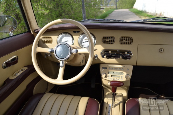 ретро автомобиль Nissan Figaro 1991 год выпуска 