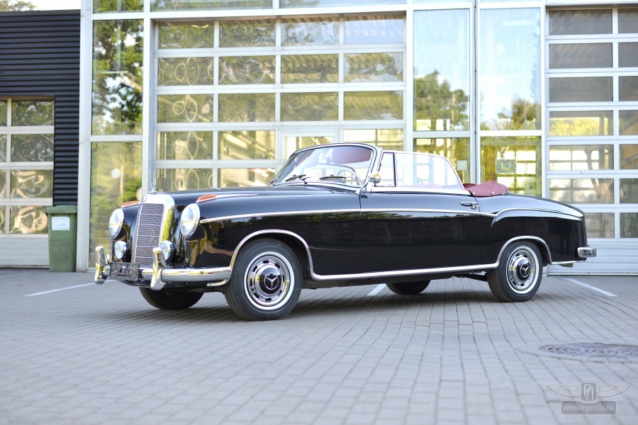 ретро автомобиль Mercedes-Benz 220S Cabrio 1959 год выпуска 