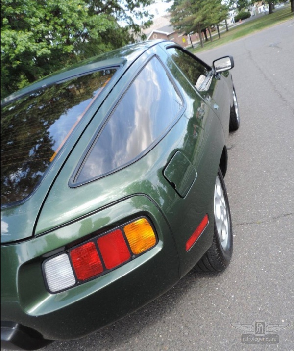 ретро автомобиль Porsche 928 1979 год выпуска 