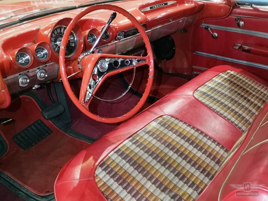 ретро автомобиль Chevrolet Impala Convertible 1959 год выпуска 
