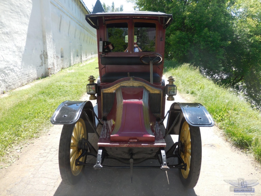 ретро автомобиль Renault AG-1 Taxi de la Marne 1909 год выпуска 