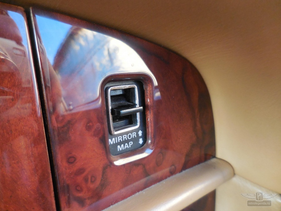 ретро автомобиль Rolls Royce Silver Spur Series 1 1986 год выпуска 