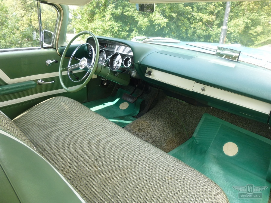 ретро автомобиль Buick LeSabre Coupe 1959 год выпуска 