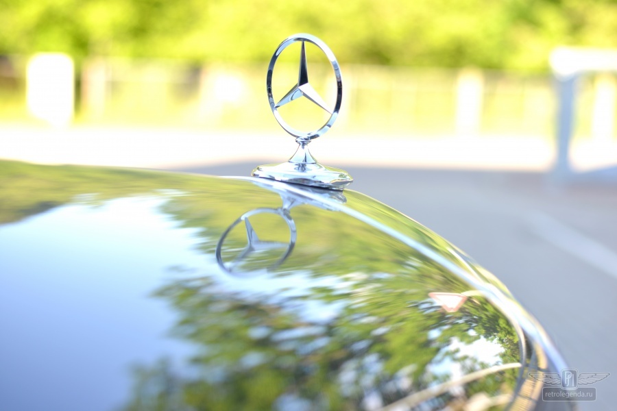 ретро автомобиль Mercedes-Benz 220S Cabrio 1959 год выпуска 