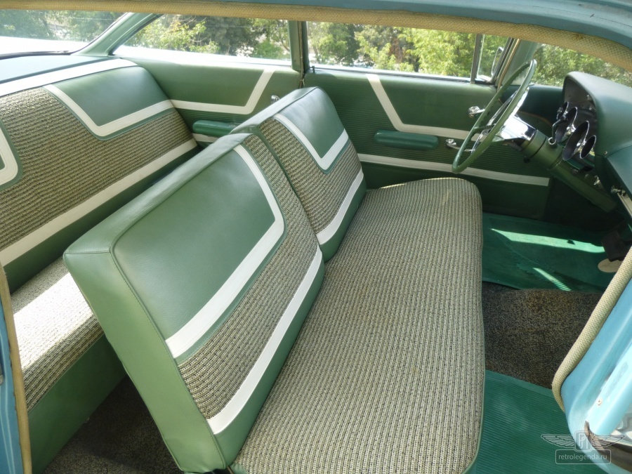 ретро автомобиль Buick LeSabre Coupe 1959 год выпуска 