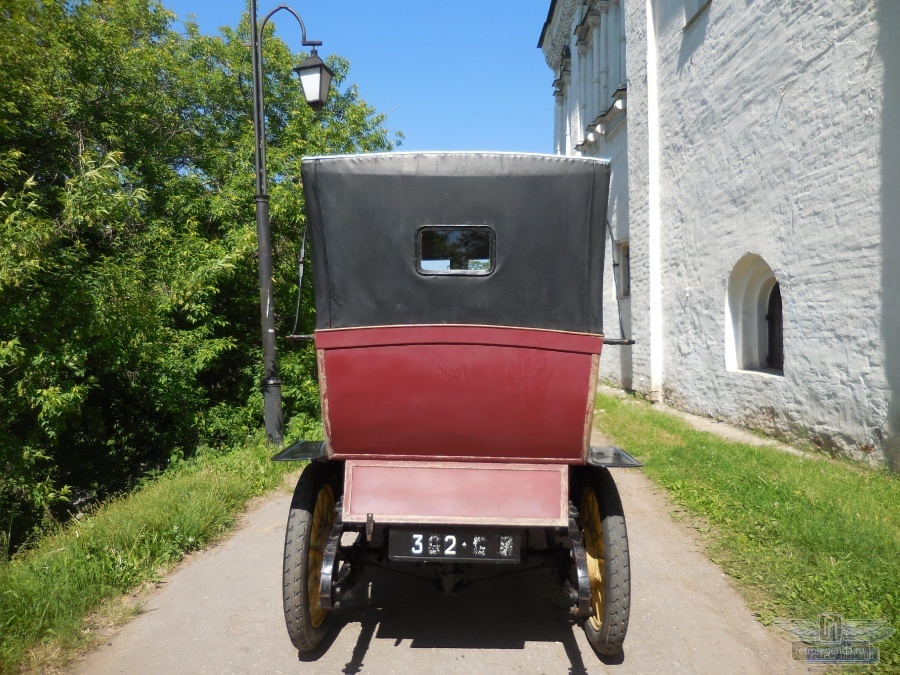 ретро автомобиль Renault AG-1 Taxi de la Marne 1909 год выпуска 