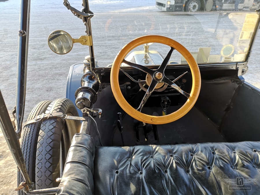 ретро автомобиль Ford model T Touring Phaeton 1916 год выпуска 