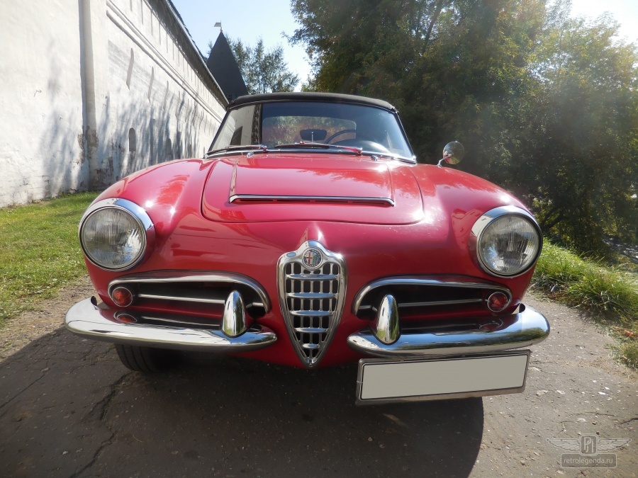 ретро автомобиль Alfa Romeo Giulia Spider Pininfarina  1963 год выпуска 