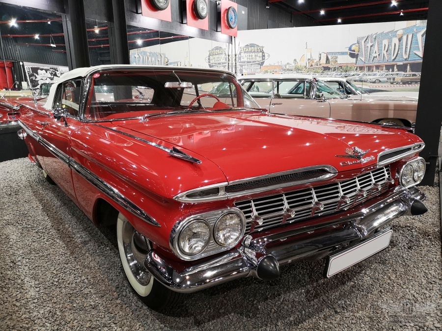 ретро автомобиль Chevrolet Impala Convertible 1959 год выпуска 