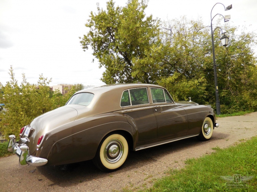 ретро автомобиль ROLLS-ROYCE SILVER CLOUD 1960 год выпуска 