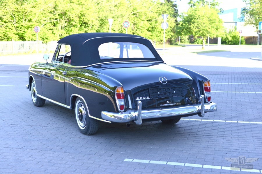 ретро автомобиль Mercedes-Benz 220S Cabrio 1959 год выпуска 