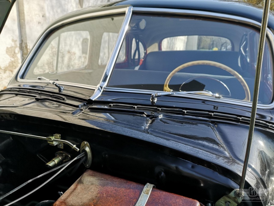 ретро автомобиль ЗИМ 1956 год выпуска 