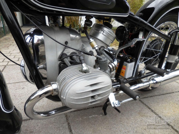 ретро автомобиль BMW R51/2 1952 год выпуска 