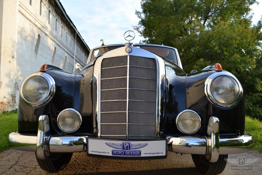 ретро автомобиль Mercedes-Benz 300 Cabriolet 1953 год выпуска 