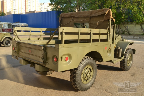 ретро автомобиль Dodge WC52 1942 год выпуска 
