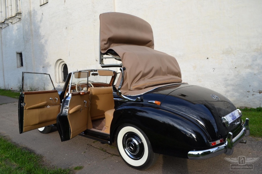 ретро автомобиль Mercedes-Benz 300 Cabriolet 1953 год выпуска 