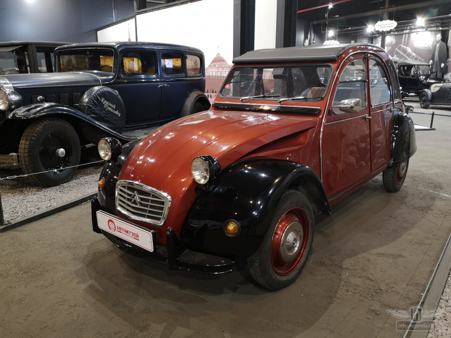 ретро автомобиль Citroen 2CV 1975 год выпуска 
