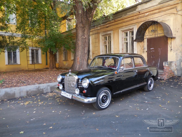 ретро автомобиль Mercedes-Benz 190B 1960 год выпуска 