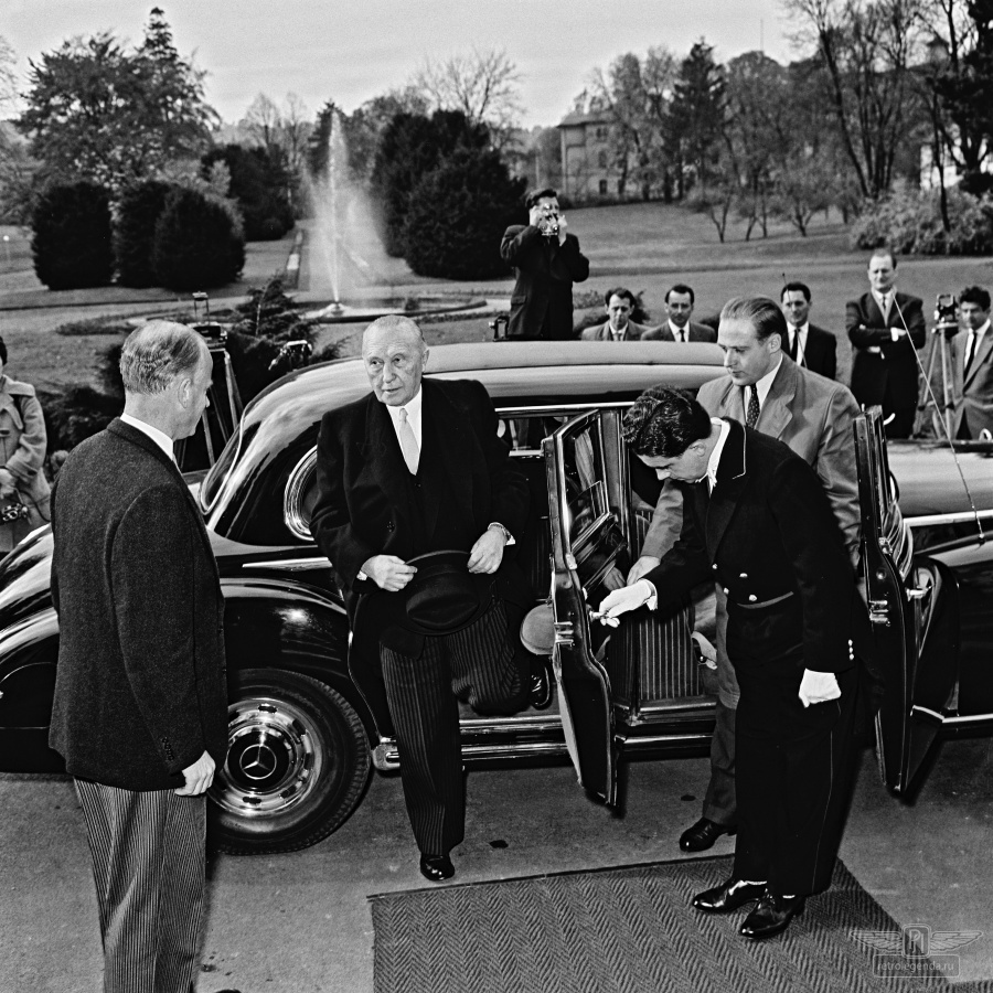 ретро автомобиль Mercedes-Benz 300 Cabriolet 1953 год выпуска 