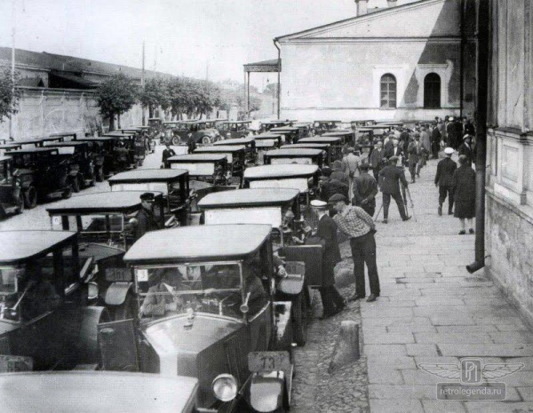 ретро автомобиль Renault NN 1926 год выпуска 
