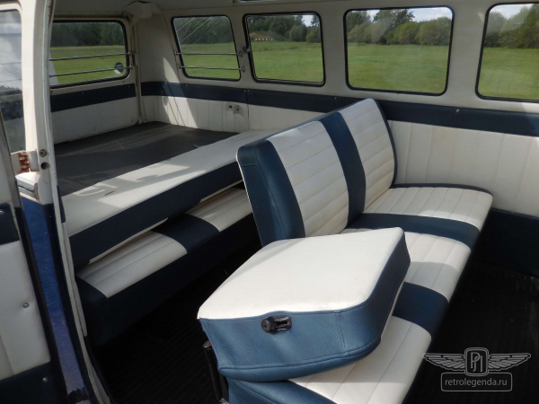 ретро автомобиль Volkswagen T1 Samba Bus 1966 год выпуска 